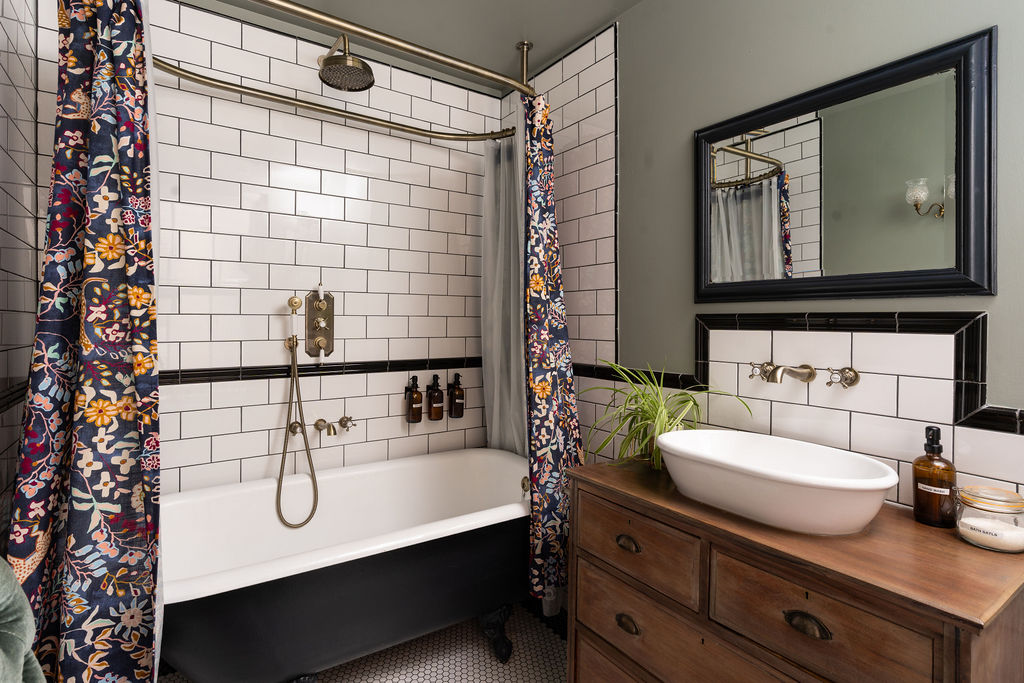 Doghouse Inn bathroom with roll-top bath