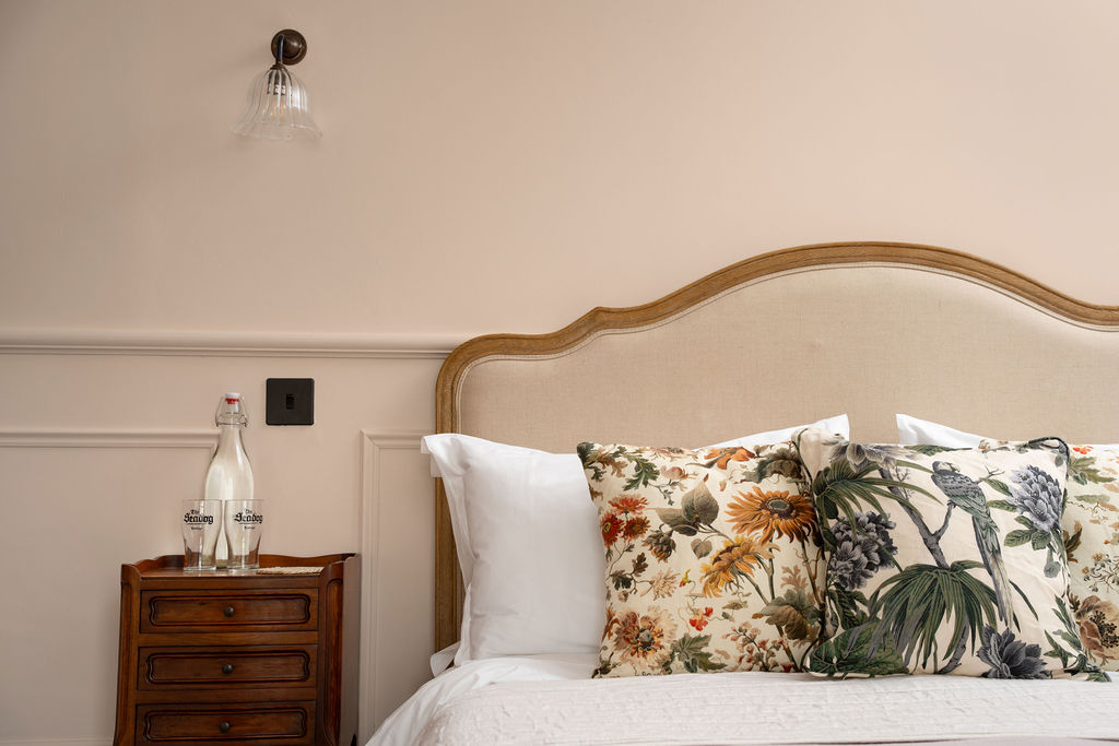 Crisp linen and floral cushions at the Doghouse Inn